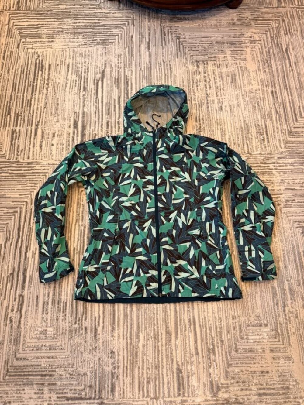 NEW The North Face women's large Hyvent 2.5L waterproof Retails $150.